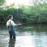 Pêcheur en bordure de rivière en Périgord Vert.