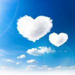 Deux nuages en forme de cœur.