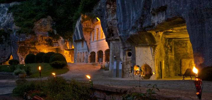 Grottes de l'abbaye de Brantme (nocturne)